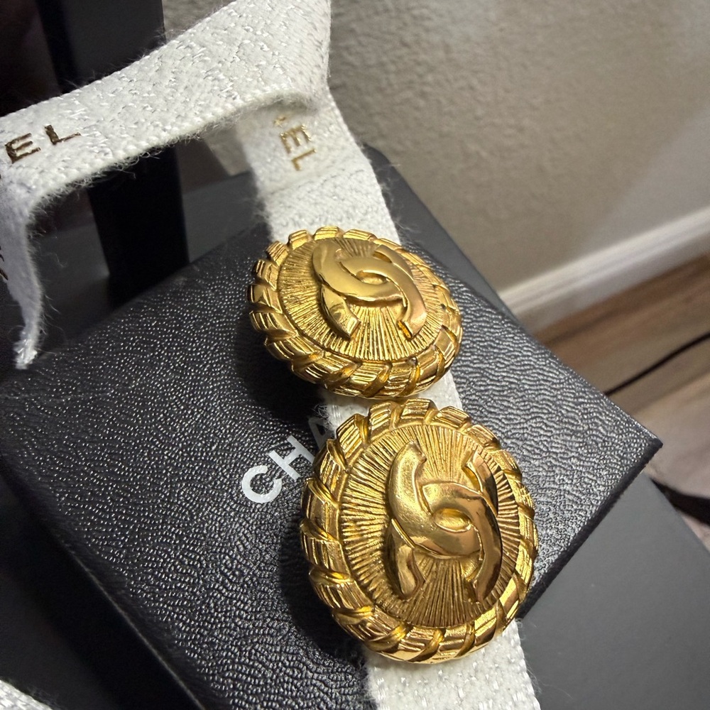AUTHENTIC COCO CHANEL VINTAGE 24k GOLD PLATED STARBURST CLIP-ON EARRINGS